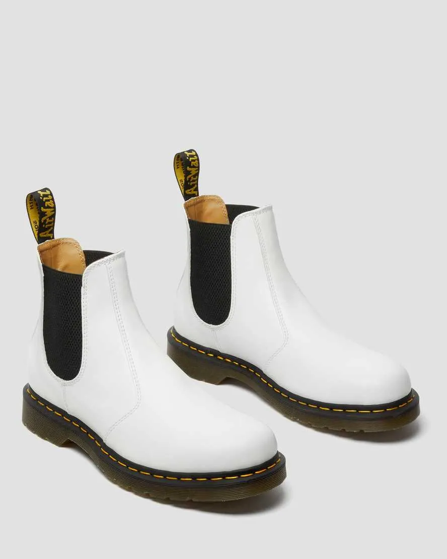 Dr.Martens Chelsea Boots mit gelber Naht aus glattem Leder