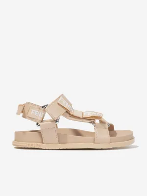 Fendi Girls Leder-Jacquard-Logo-Sandalen in Beige