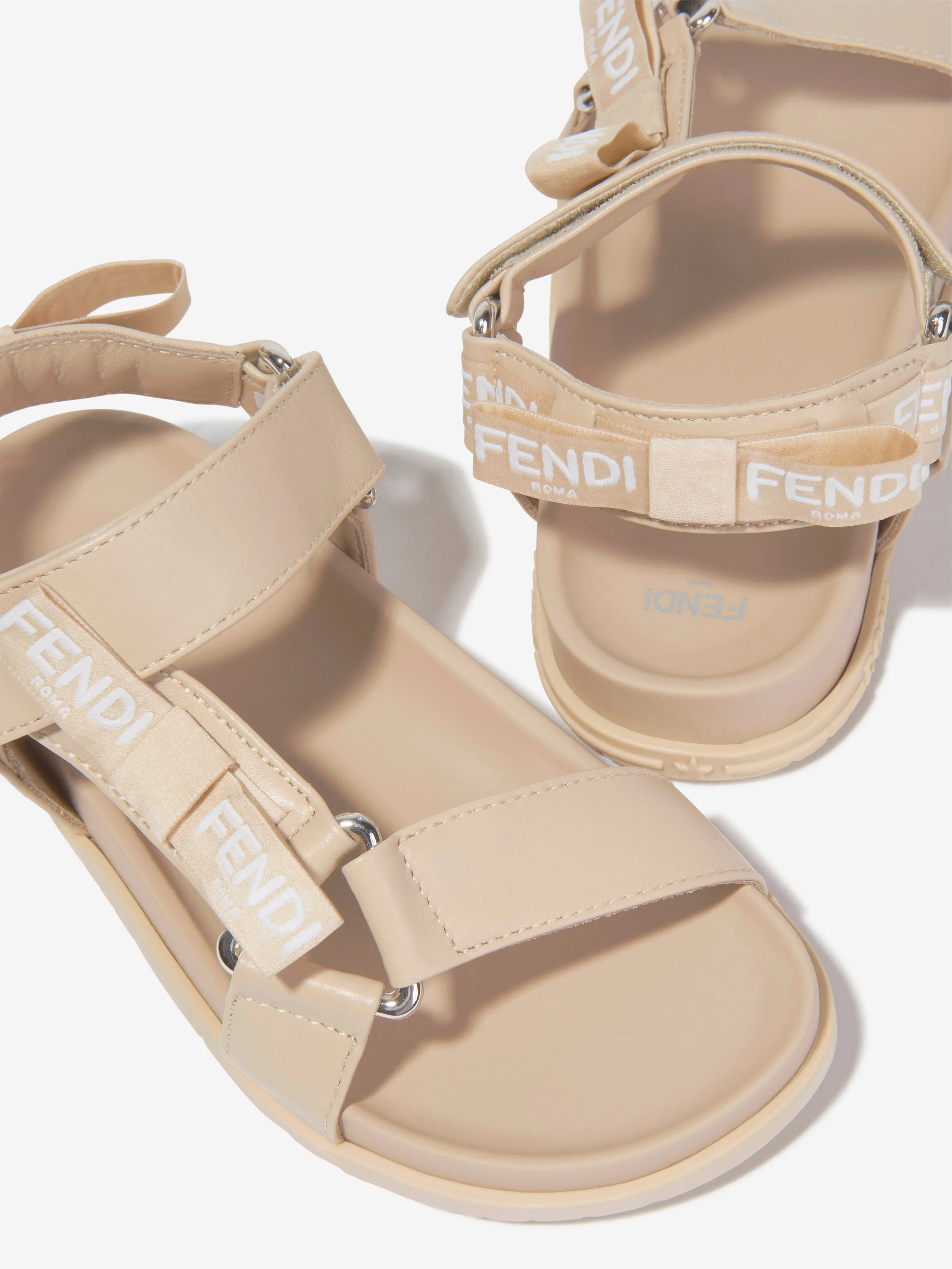 Fendi Girls Leder-Jacquard-Logo-Sandalen in Beige