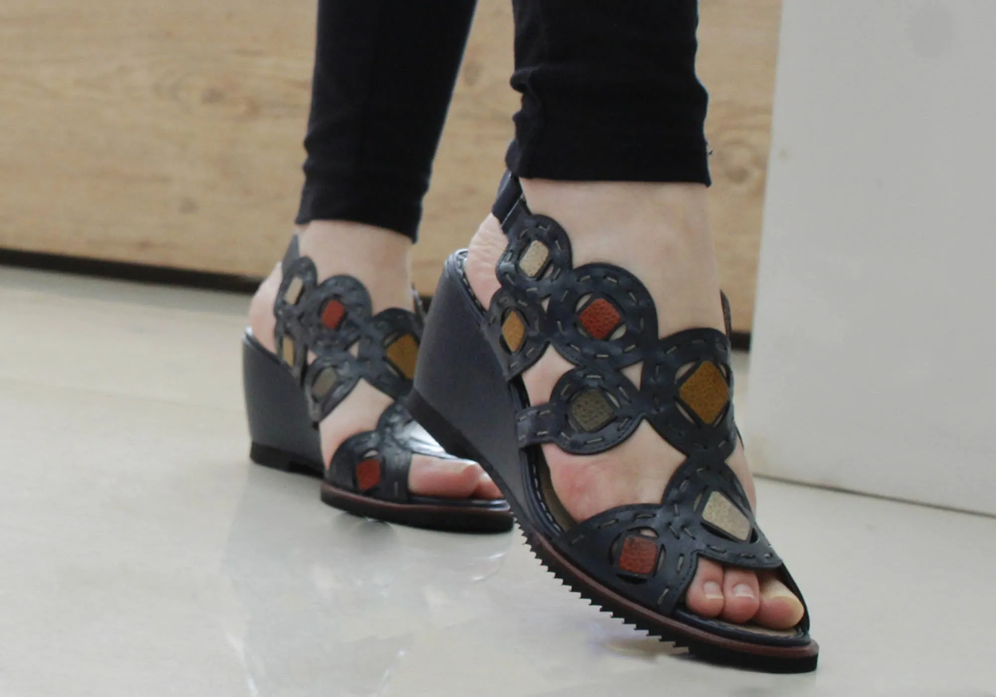 J Gean Sonya Damen Bequeme Keilabsatz-Sandalen aus Leder, Hergestellt in Brasilien J Gean Schuhe