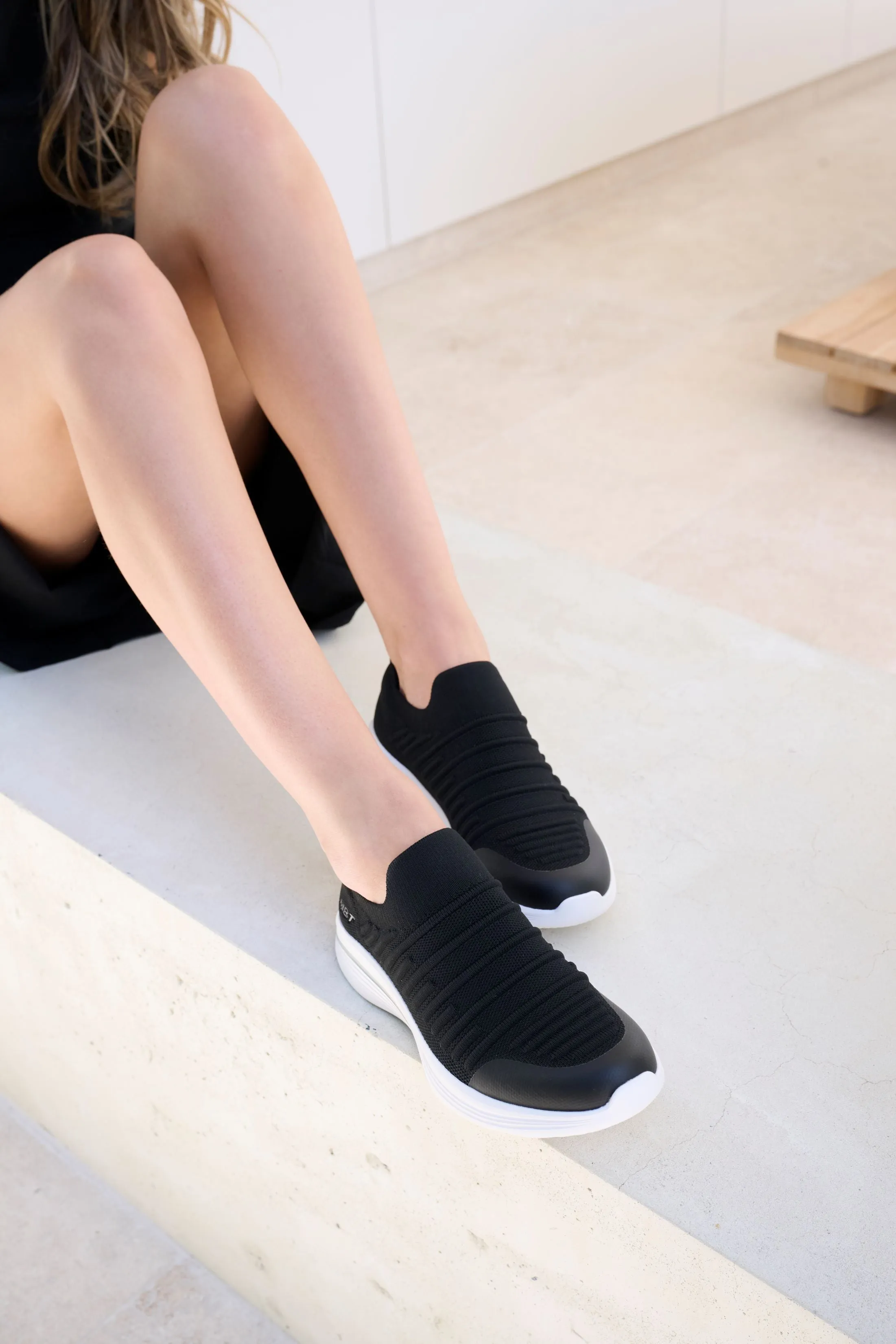 MBT M400 Slip-On Sneakers in Schwarz für Damen