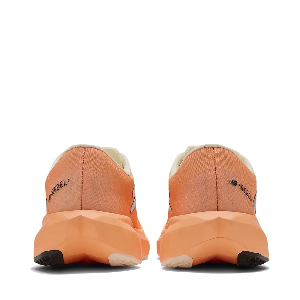 New Balance Damen FuelCell Rebel v4 Sneaker in Hot Mango/Angora/Schwarz