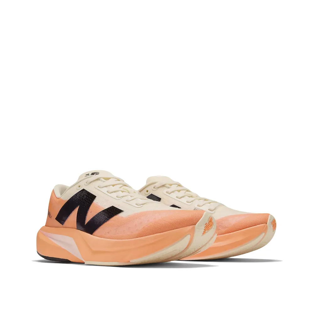 New Balance Damen FuelCell Rebel v4 Sneaker in Hot Mango/Angora/Schwarz