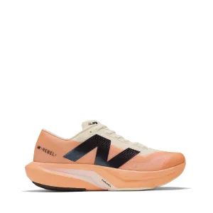 New Balance Damen FuelCell Rebel v4 Sneaker in Hot Mango/Angora/Schwarz