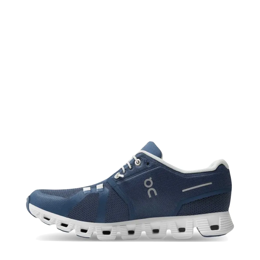 On Women's Cloud 5 Sneaker in Denim/Weiß