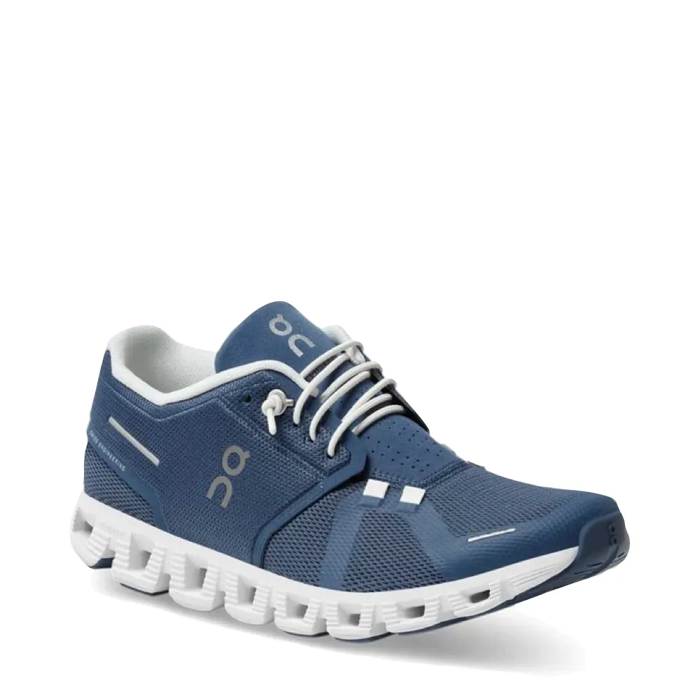 On Women's Cloud 5 Sneaker in Denim/Weiß