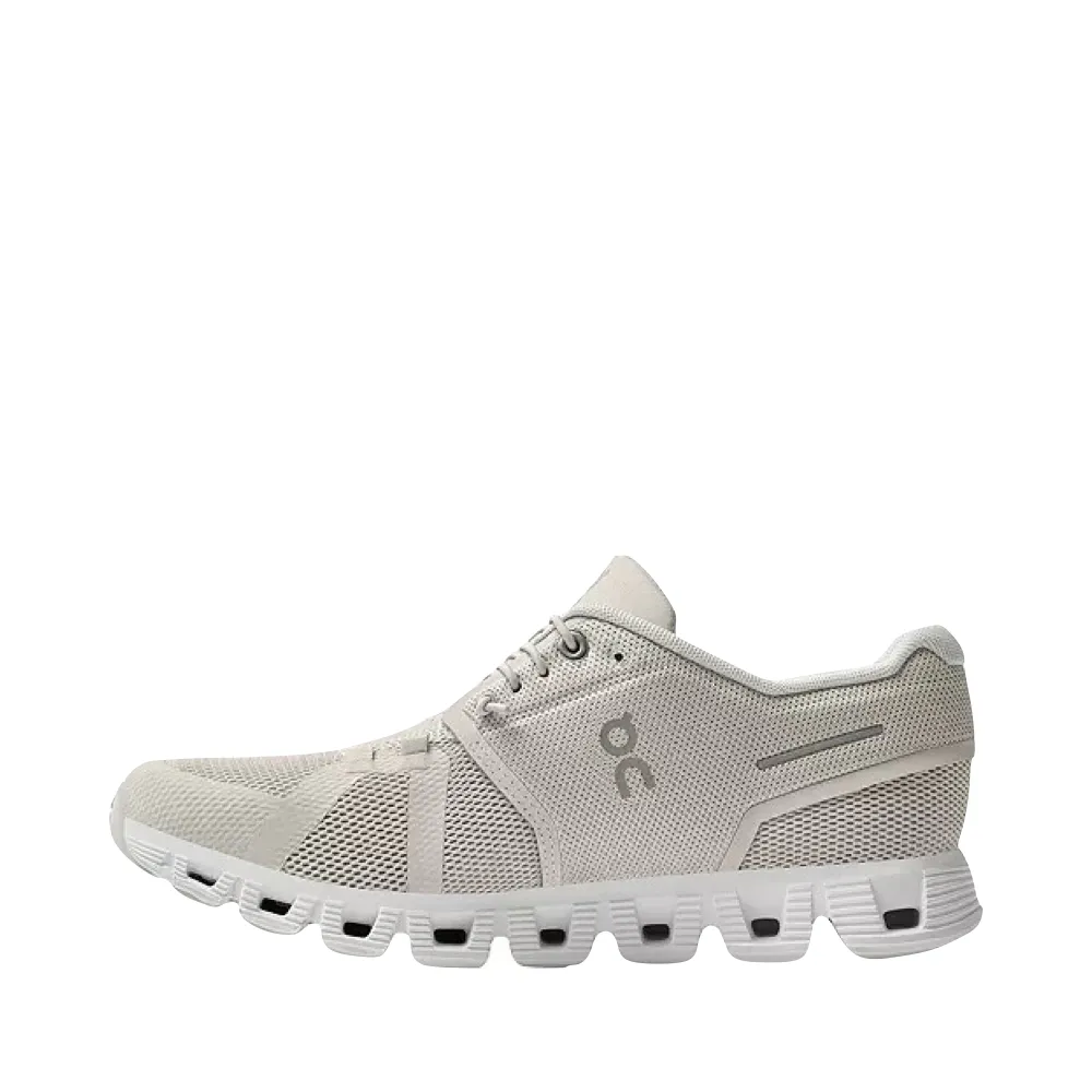 On Women's Cloud 5 Sneaker in Perlmutt/Weiß