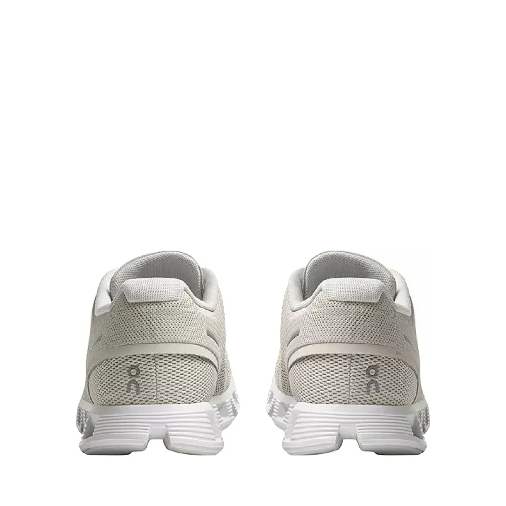 On Women's Cloud 5 Sneaker in Perlmutt/Weiß
