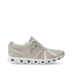 On Women's Cloud 5 Sneaker in Perlmutt/Weiß